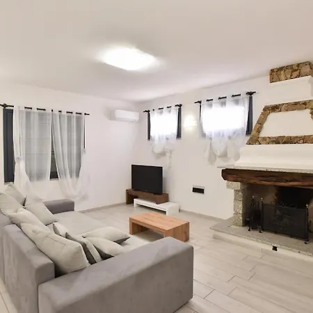 Vilumani House Βίλα Pula